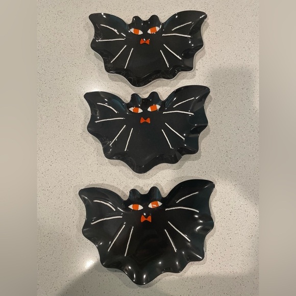 Hyde & Eek Halloween Bat-Shaped Black Serveware plates set of 3 - Picture 1 of 3